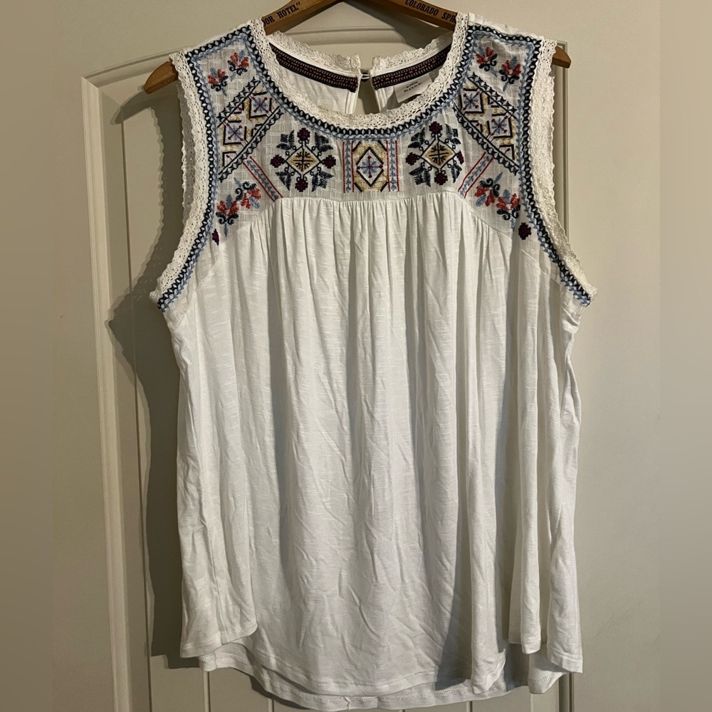KNOW ROSE TOP WHITE With sewn in floral and abstract detail XXL  NWOT